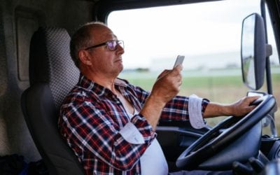 O perigo do celular ao volante e a direção defensiva