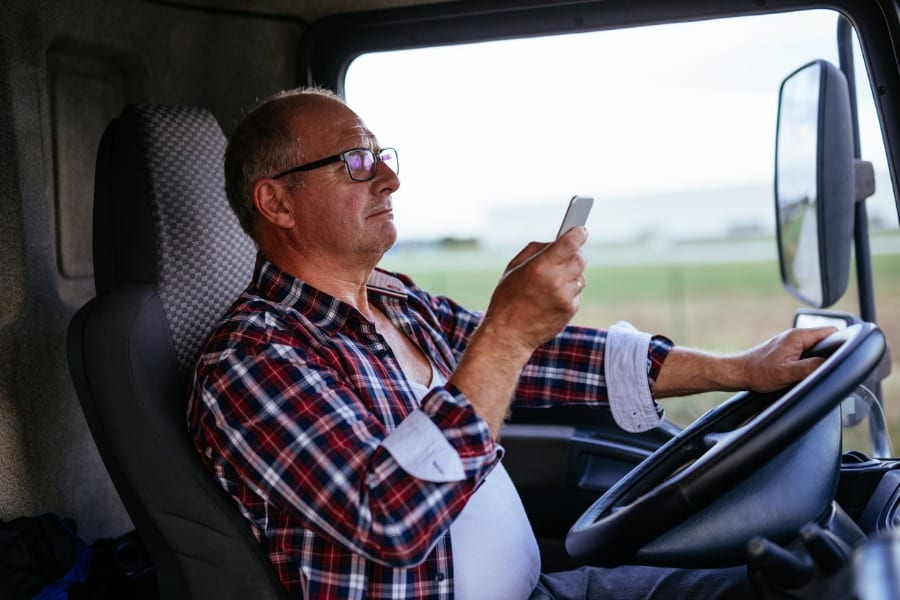 O perigo do celular ao volante e a direção defensiva O perigo do celular ao volante e a direção defensiva