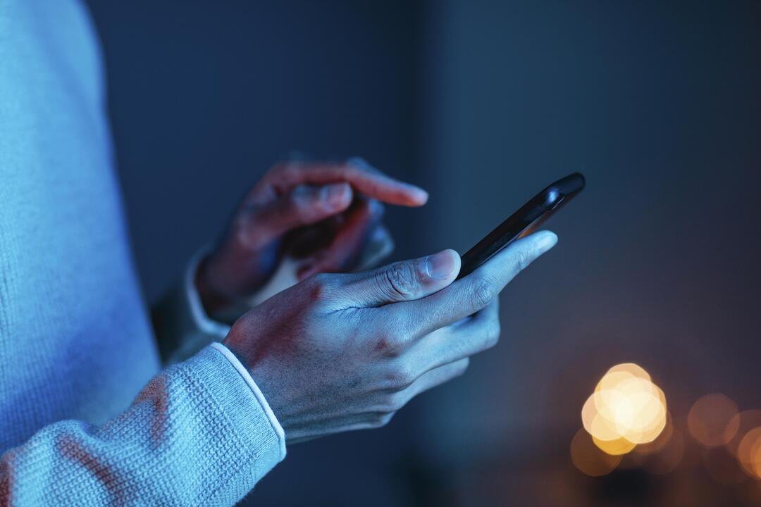 como-usar-o-aplicativo-pagbem Aplicativo PagBem: mãos humanas mexendo em smartphone.