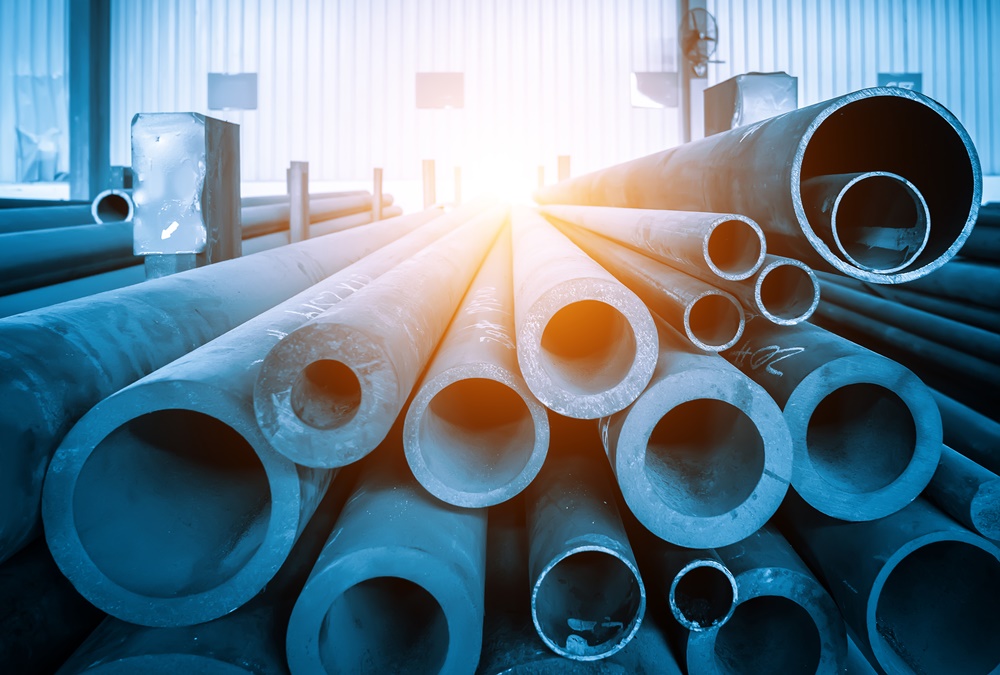 The steel pipes are stacked in the workshop warehouse Indústrias siderúrgicas