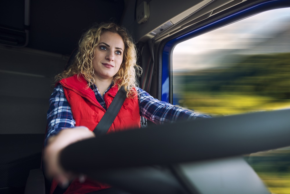 Woman drivicartao-frete-vantagemng truck vehicle. mulher dirigindo um caminhão na estrada